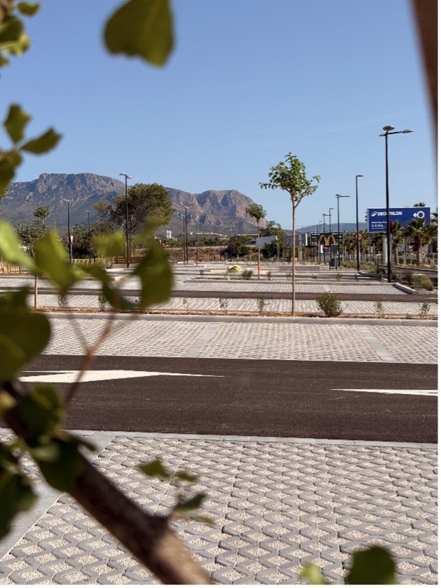 Pavimento permeable y zonas verdes del aparcamiento de El Moralet en Benidorm