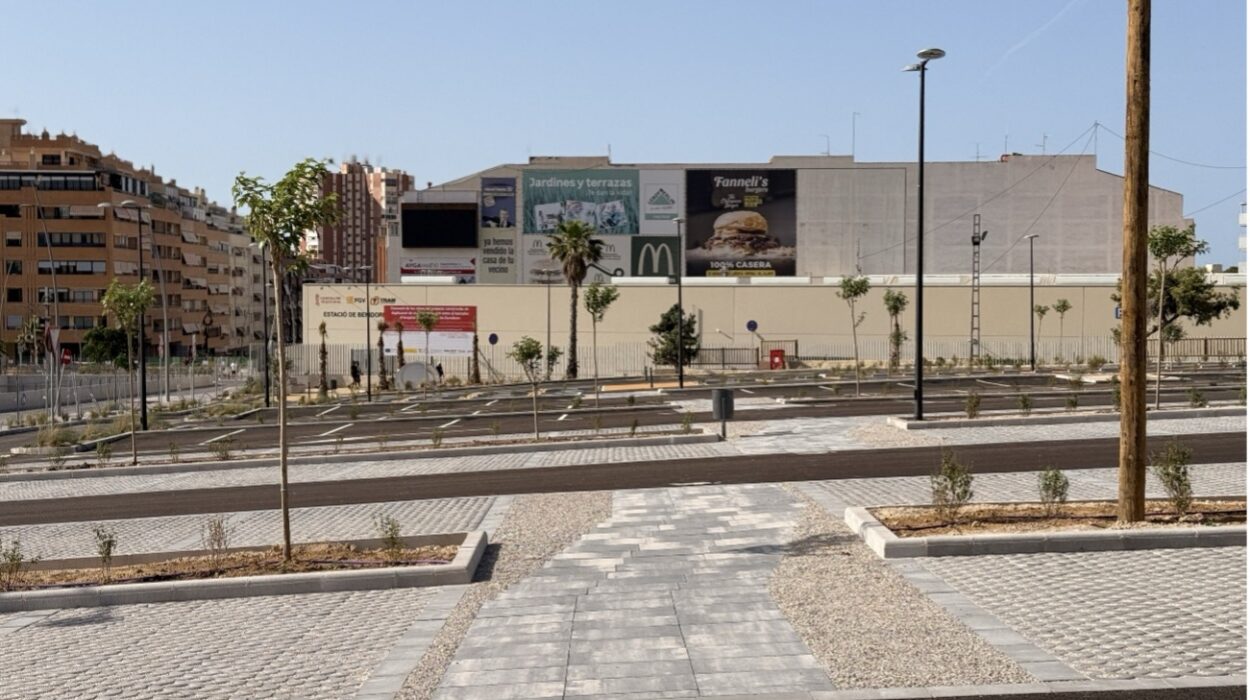 Vista general del aparcamiento disuasorio de El Moralet junto a la estación de TRAM de Benidorm