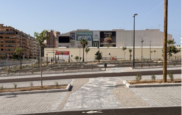 Vista general del aparcamiento disuasorio de El Moralet junto a la estación de TRAM de Benidorm