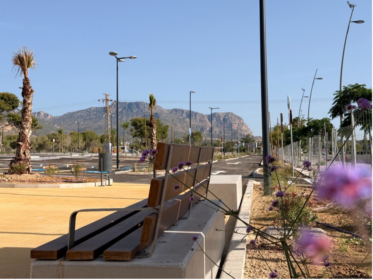 Zonas verdes y área peatonal del aparcamiento de El Moralet en Benidorm