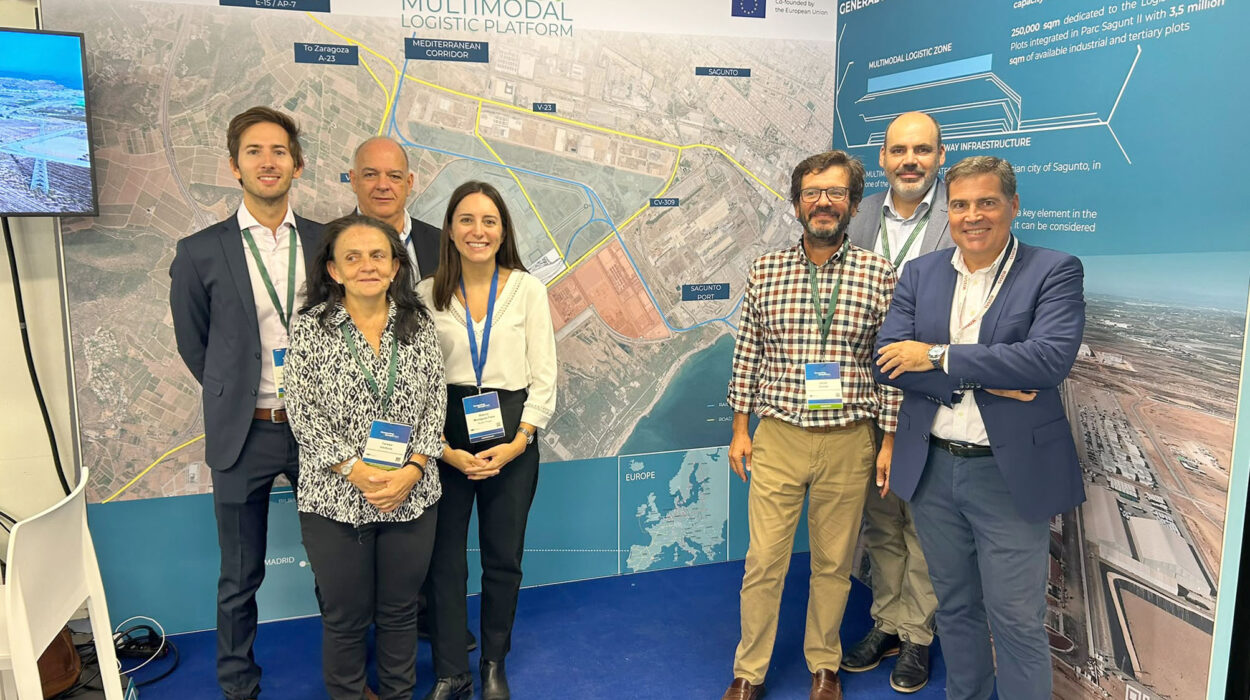 Equipo participante en Connecting Europe Days 2026 junto al panel de la Plataforma Logística Multimodal de Sagunto