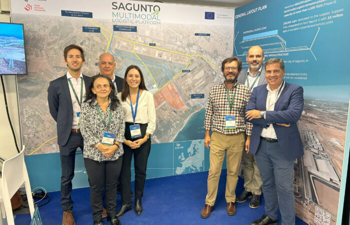 Equipo participante en Connecting Europe Days 2026 junto al panel de la Plataforma Logística Multimodal de Sagunto