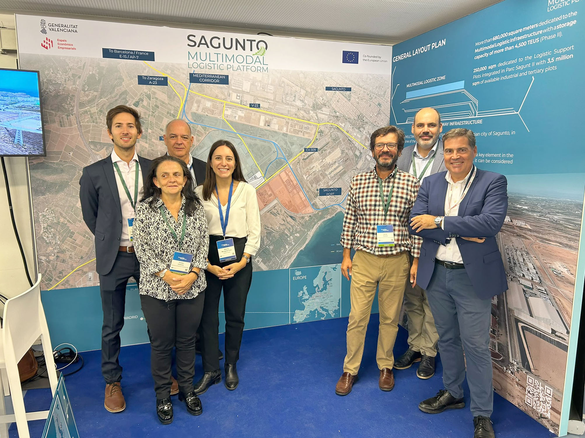 Equipo participante en Connecting Europe Days 2026 junto al panel de la Plataforma Logística Multimodal de Sagunto